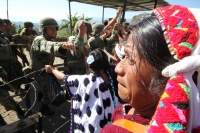Martes 8 de marzo. Indígenas de la Organización Civil Las Abejas de la comunidad Acteal de municipio de San Pedro Chenalho en la zona altos del estado de Chiapas realizan este medio día una protesta en el cuartel militar de Crucero Majomut durante las cel