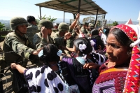 Martes 8 de marzo. Indígenas de la Organización Civil Las Abejas de la comunidad Acteal de municipio de San Pedro Chenalho en la zona altos del estado de Chiapas realizan este medio día una protesta en el cuartel militar de Crucero Majomut durante las cel