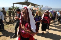 Martes 8 de marzo. Indígenas de la Organización Civil Las Abejas de la comunidad Acteal de municipio de San Pedro Chenalho en la zona altos del estado de Chiapas realizan este medio día una protesta en el cuartel militar de Crucero Majomut durante las cel