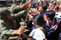 Martes 8 de marzo. Indígenas de la Organización Civil Las Abejas de la comunidad Acteal de municipio de San Pedro Chenalho en la zona altos del estado de Chiapas realizan este medio día una protesta en el cuartel militar de Crucero Majomut durante las cel