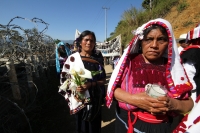 Martes 8 de marzo. Indígenas de la Organización Civil Las Abejas de la comunidad Acteal de municipio de San Pedro Chenalho en la zona altos del estado de Chiapas realizan este medio día una protesta en el cuartel militar de Crucero Majomut durante las cel