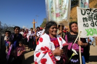 Martes 8 de marzo. Indígenas de la Organización Civil Las Abejas de la comunidad Acteal de municipio de San Pedro Chenalho en la zona altos del estado de Chiapas realizan este medio día una protesta en el cuartel militar de Crucero Majomut durante las cel