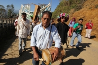 Martes 8 de marzo. Indígenas de la Organización Civil Las Abejas de la comunidad Acteal de municipio de San Pedro Chenalho en la zona altos del estado de Chiapas realizan este medio día una protesta en el cuartel militar de Crucero Majomut durante las cel