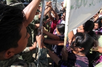 Martes 8 de marzo. Indígenas de la Organización Civil Las Abejas de la comunidad Acteal de municipio de San Pedro Chenalho en la zona altos del estado de Chiapas realizan este medio día una protesta en el cuartel militar de Crucero Majomut durante las cel
