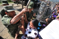 Martes 8 de marzo. Indígenas de la Organización Civil Las Abejas de la comunidad Acteal de municipio de San Pedro Chenalho en la zona altos del estado de Chiapas realizan este medio día una protesta en el cuartel militar de Crucero Majomut durante las cel