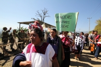 Martes 8 de marzo. Indígenas de la Organización Civil Las Abejas de la comunidad Acteal de municipio de San Pedro Chenalho en la zona altos del estado de Chiapas realizan este medio día una protesta en el cuartel militar de Crucero Majomut durante las cel