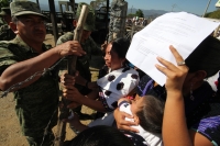 Martes 8 de marzo. Indígenas de la Organización Civil Las Abejas de la comunidad Acteal de municipio de San Pedro Chenalho en la zona altos del estado de Chiapas realizan este medio día una protesta en el cuartel militar de Crucero Majomut durante las cel