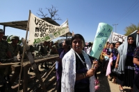 Martes 8 de marzo. Indígenas de la Organización Civil Las Abejas de la comunidad Acteal de municipio de San Pedro Chenalho en la zona altos del estado de Chiapas realizan este medio día una protesta en el cuartel militar de Crucero Majomut durante las cel