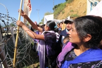 Martes 8 de marzo. Indígenas de la Organización Civil Las Abejas de la comunidad Acteal de municipio de San Pedro Chenalho en la zona altos del estado de Chiapas realizan este medio día una protesta en el cuartel militar de Crucero Majomut durante las cel