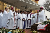 Miércoles 26 de enero. El cuerpo del Tatik Don Samuel Ruiz García recibió este medio día sepultura en las criptas de la Catedral de la Paz en San Cristóbal de las Casas donde se realizo una ceremonia litúrgica presidida por el nuncio apostólico Christophe