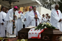 Miércoles 26 de enero. El cuerpo del Tatik Don Samuel Ruiz García recibió este medio día sepultura en las criptas de la Catedral de la Paz en San Cristóbal de las Casas donde se realizo una ceremonia litúrgica presidida por el nuncio apostólico Christophe