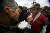 Miércoles 26 de enero. El cuerpo del Tatik Don Samuel Ruiz García recibió este medio día sepultura en las criptas de la Catedral de la Paz en San Cristóbal de las Casas donde se realizo una ceremonia litúrgica presidida por el nuncio apostólico Christophe
