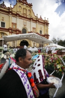 Miércoles 26 de enero. El cuerpo del Tatik Don Samuel Ruiz García recibió este medio día sepultura en las criptas de la Catedral de la Paz en San Cristóbal de las Casas donde se realizo una ceremonia litúrgica presidida por el nuncio apostólico Christophe