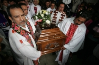 Miércoles 26 de enero. El cuerpo del Tatik Don Samuel Ruiz García recibió este medio día sepultura en las criptas de la Catedral de la Paz en San Cristóbal de las Casas donde se realizo una ceremonia litúrgica presidida por el nuncio apostólico Christophe