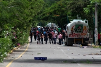 Martes 26 de junio del 2018. Tuxtla Gutiérrez. Las manifestaciones de los normalistas de la Mactumatza exigiendo sus demandas y los 45 meses de la desaparición de los estudiantes de la Ayotzinapa dejan varios autos retenidos y pintas en comercios de la Martes 26 de junio del 2018. Tuxtla Gutiérrez. Las manifestaciones de los normalistas de la Mactumatza exigiendo sus demandas y los 45 meses de la desaparición de los estudiantes de la Ayotzinapa dejan varios autos retenidos y pintas en comercios de la
