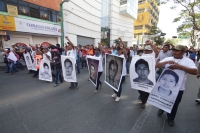 Domingo 16 de noviembre del 2014. Tuxtla Gutiérrez, Estudiantes y organizaciones sociales acompañan a la brigada Daniel SolÃs Gallardo de padres de familia de los desaparecidos y estudiantes de Ayotzinapa durante la marcha y mitin polÃtico en la capital d Domingo 16 de noviembre del 2014. Tuxtla Gutiérrez, Estudiantes y organizaciones sociales acompañan a la brigada Daniel SolÃs Gallardo de padres de familia de los desaparecidos y estudiantes de Ayotzinapa durante la marcha y mitin polÃtico en la capital d