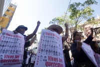 Domingo 16 de noviembre del 2014. Tuxtla Gutiérrez, Estudiantes y organizaciones sociales acompañan a la brigada Daniel SolÃs Gallardo de padres de familia de los desaparecidos y estudiantes de Ayotzinapa durante la marcha y mitin polÃtico en la capital d Domingo 16 de noviembre del 2014. Tuxtla Gutiérrez, Estudiantes y organizaciones sociales acompañan a la brigada Daniel SolÃs Gallardo de padres de familia de los desaparecidos y estudiantes de Ayotzinapa durante la marcha y mitin polÃtico en la capital d