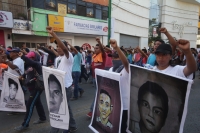 Domingo 16 de noviembre del 2014. Tuxtla Gutiérrez, Estudiantes y organizaciones sociales acompañan a la brigada Daniel SolÃs Gallardo de padres de familia de los desaparecidos y estudiantes de Ayotzinapa durante la marcha y mitin polÃtico en la capital d Domingo 16 de noviembre del 2014. Tuxtla Gutiérrez, Estudiantes y organizaciones sociales acompañan a la brigada Daniel SolÃs Gallardo de padres de familia de los desaparecidos y estudiantes de Ayotzinapa durante la marcha y mitin polÃtico en la capital d
