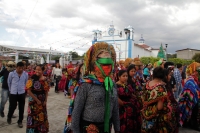Martes 5 de diciembre del 2017. Ixtapa, Chiapas. Habitantes de la comunidad Aztlán o Rancho Nuevo realizan los recorridos tradicionales de la Virgen de la Concepción vistiendo coloridos trajes de fiesta en esta comunidad ubicada en el inicio de la zona 