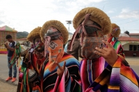 Martes 5 de diciembre del 2017. Ixtapa, Chiapas. Habitantes de la comunidad Aztlán o Rancho Nuevo realizan los recorridos tradicionales de la Virgen de la Concepción vistiendo coloridos trajes de fiesta en esta comunidad ubicada en el inicio de la zona 