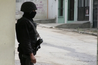 Elementos de las corporaciones policíacas de Chiapas realizaron esta mañana el cateo de otro domicilio en la colonia El Retiro donde localizaron y aseguraron a dos sicarios más. Mientras que en el transcurso de la mañana se recibieron varias llamadas al 0