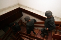 Elementos de las corporaciones policíacas de Chiapas realizaron esta mañana el cateo de otro domicilio en la colonia El Retiro donde localizaron y aseguraron a dos sicarios más. Mientras que en el transcurso de la mañana se recibieron varias llamadas al 0