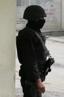 Elementos de las corporaciones policíacas de Chiapas realizaron esta mañana el cateo de otro domicilio en la colonia El Retiro donde localizaron y aseguraron a dos sicarios más. Mientras que en el transcurso de la mañana se recibieron varias llamadas al 0