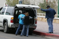 Elementos de las corporaciones policíacas de Chiapas realizaron esta mañana el cateo de otro domicilio en la colonia El Retiro donde localizaron y aseguraron a dos sicarios más. Mientras que en el transcurso de la mañana se recibieron varias llamadas al 0