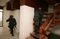 Elementos de las corporaciones policíacas de Chiapas realizaron esta mañana el cateo de otro domicilio en la colonia El Retiro donde localizaron y aseguraron a dos sicarios más. Mientras que en el transcurso de la mañana se recibieron varias llamadas al 0