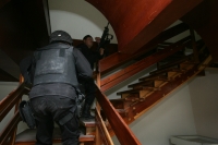 Elementos de las corporaciones policíacas de Chiapas realizaron esta mañana el cateo de otro domicilio en la colonia El Retiro donde localizaron y aseguraron a dos sicarios más. Mientras que en el transcurso de la mañana se recibieron varias llamadas al 0