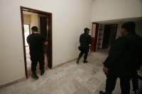 Elementos de las corporaciones policÃacas de Chiapas realizaron esta mañana el cateo de otro domicilio en la colonia El Retiro donde localizaron y aseguraron a dos sicarios más. Mientras que en el transcurso de la mañana se recibieron varias llamadas al 0 Elementos de las corporaciones policÃacas de Chiapas realizaron esta mañana el cateo de otro domicilio en la colonia El Retiro donde localizaron y aseguraron a dos sicarios más. Mientras que en el transcurso de la mañana se recibieron varias llamadas al 0