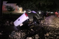 Miércoles 11 de septiembre del 2013. Tuxtla Gutiérrez. Una camionta quedo incrustada por la falta de señalización en las obras inconclusas del bulevar entre del Teatro de la Ciudad y Colonia Maya.