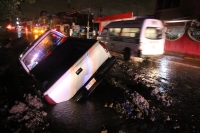 Miércoles 11 de septiembre del 2013. Tuxtla Gutiérrez. Una camionta quedo incrustada por la falta de señalización en las obras inconclusas del bulevar entre del Teatro de la Ciudad y Colonia Maya.