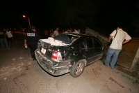 Una persecución termina en enfrentamiento a balazos entre varios sujetos, datos extraoficiales reportan 2 personas heridas que fueron trasladados en una camioneta de lujo, esta tarde en el callejón 98 en la col Maya y Las Delicias.