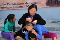 Lunes 4 de noviembre del 2017. Tuxtla Gutiérrez. Familias desplazadas de Banavil a las afueras del edificio de la administración chiapaneca durante la conferencia de este medio dí­a.