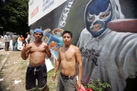 Miércoles 8 de septiembre. Jóvenes de colonias populares participan con toda la energía y originalidad en las obras de llenado y acarreo de bultos de arena en las cercanías del río Sabinal. Antonio afirma pertenecer a “La Banda” pero que esto no le impide