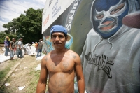Miércoles 8 de septiembre. Jóvenes de colonias populares participan con toda la energía y originalidad en las obras de llenado y acarreo de bultos de arena en las cercanías del río Sabinal. Antonio afirma pertenecer a “La Banda” pero que esto no le impide