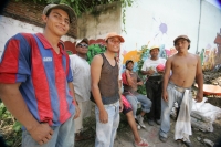 Miércoles 8 de septiembre. Jóvenes de colonias populares participan con toda la energía y originalidad en las obras de llenado y acarreo de bultos de arena en las cercanías del río Sabinal. Antonio afirma pertenecer a “La Banda” pero que esto no le impide