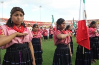 Jueves 24 de Febrero. Representantes de las etnias de Chiapas esperan bajo el sol del sureste el inicio  del homenaje que se realiza para conmemorar el día de la bandera