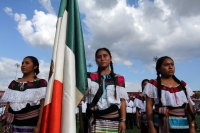 Jueves 24 de Febrero. Representantes de las etnias de Chiapas esperan bajo el sol del sureste el inicio  del homenaje que se realiza para conmemorar el día de la bandera