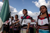 Jueves 24 de Febrero. Representantes de las etnias de Chiapas esperan bajo el sol del sureste el inicio  del homenaje que se realiza para conmemorar el día de la bandera
