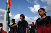 Jueves 24 de Febrero. Representantes de las etnias de Chiapas esperan bajo el sol del sureste el inicio  del homenaje que se realiza para conmemorar el día de la bandera