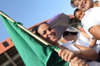Jueves 24 de Febrero. Representantes de las etnias de Chiapas esperan bajo el sol del sureste el inicio  del homenaje que se realiza para conmemorar el día de la bandera