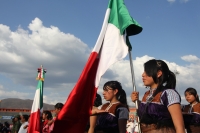 Jueves 24 de Febrero. Representantes de las etnias de Chiapas esperan bajo el sol del sureste el inicio  del homenaje que se realiza para conmemorar el día de la bandera
