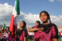Jueves 24 de Febrero. Representantes de las etnias de Chiapas esperan bajo el sol del sureste el inicio  del homenaje que se realiza para conmemorar el día de la bandera