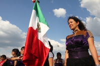 Jueves 24 de Febrero. Representantes de las etnias de Chiapas esperan bajo el sol del sureste el inicio  del homenaje que se realiza para conmemorar el día de la bandera