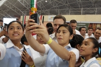 Miércoles 24 de febrero del 2016. Tuxtla Gutiérrez. Este medio día se lleva a cabo la ceremonia de abanderamiento de las escoltas del sistema escolar en de este estado del sureste de México. En la imagen Manuel Velazco Coello, gobernador de Chiapas se tom