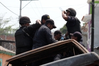 Viernes 10 de mayo del 2013. Venustiano Carranza. Elementos de las corporaciones policiacas realizan un barrido de seguridad y limpieza de bloqueos en las calles de la comunidad Venustiano Carranza después de los hechos violentos del día 5 donde se enfren