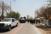 Viernes 10 de mayo del 2013. Venustiano Carranza. Elementos de las corporaciones policiacas realizan un barrido de seguridad y limpieza de bloqueos en las calles de la comunidad Venustiano Carranza después de los hechos violentos del día 5 donde se enfren
