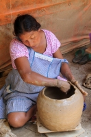 Martes 16 de mayo del 2017. Suchiapa. Las hábiles manos de las mujeres artesanas aprovechan la riqueza del barro surimbo para expresarse en la elaboración de las pichanchas y ollas típicas de esta comunidad chiapaneca.
